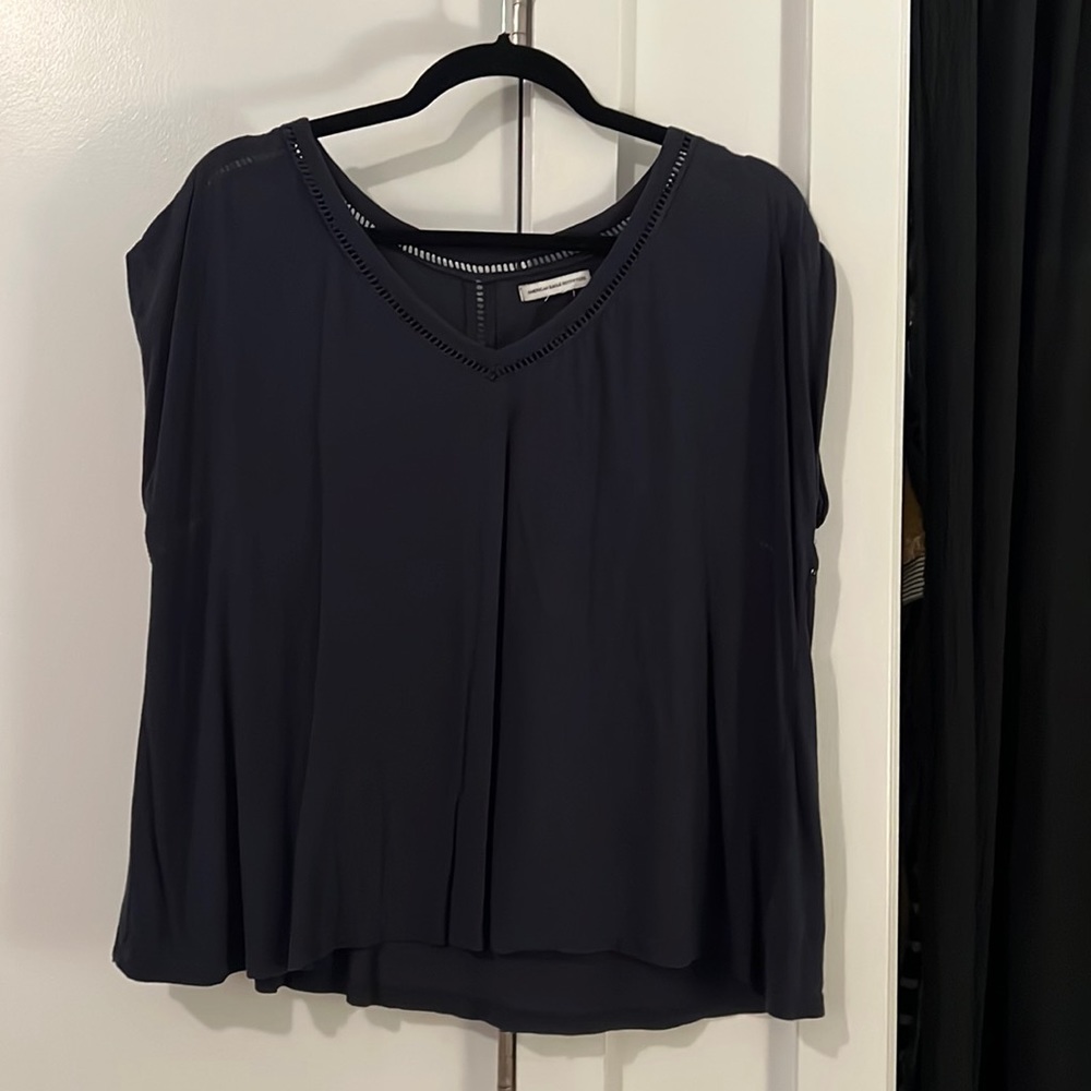 American Eagle Navy Blue Cotton Tee with Pattern Edges — Size: M